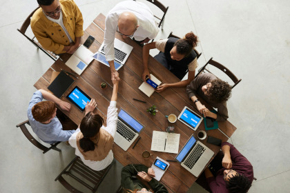 Eine Gruppe von Menschen in einem Meeting